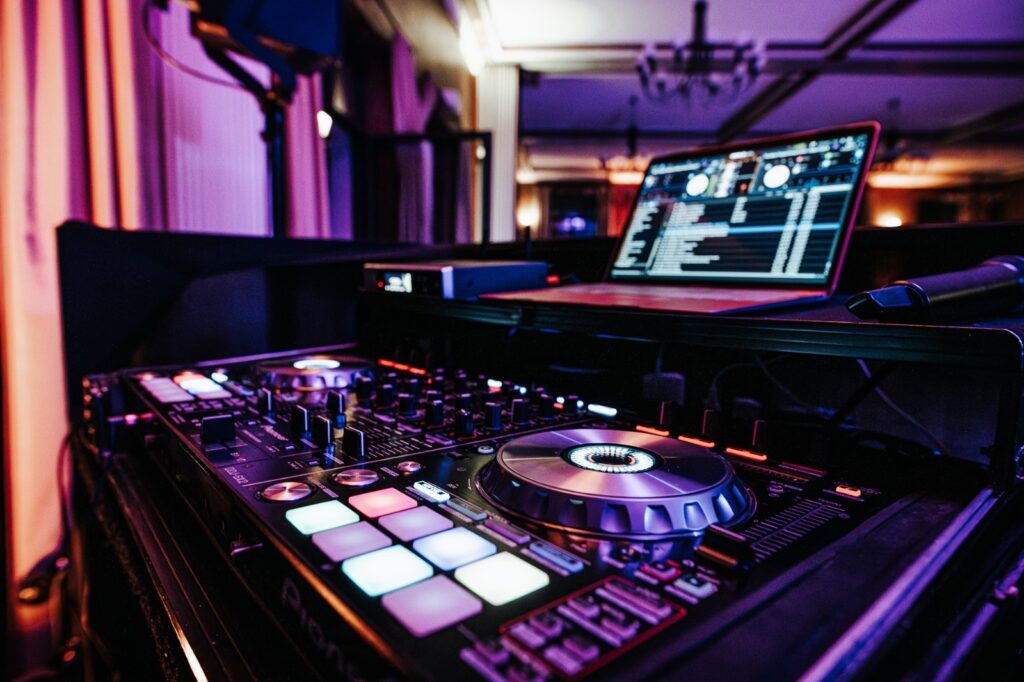 Professionelles DJ-Techniksetup von Music DJ Chris mit Licht- und Soundanlage für Events in NRW und Rheinland-Pfalz