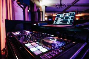 DJ Kosten NRW – professionelles DJ-Equipment mit Mischpult, MacBook und Sennheiser Funkmikrofon für Partys und Events in Bonn, Euskirchen, Rhein-Sieg-Kreis und Erftstadt