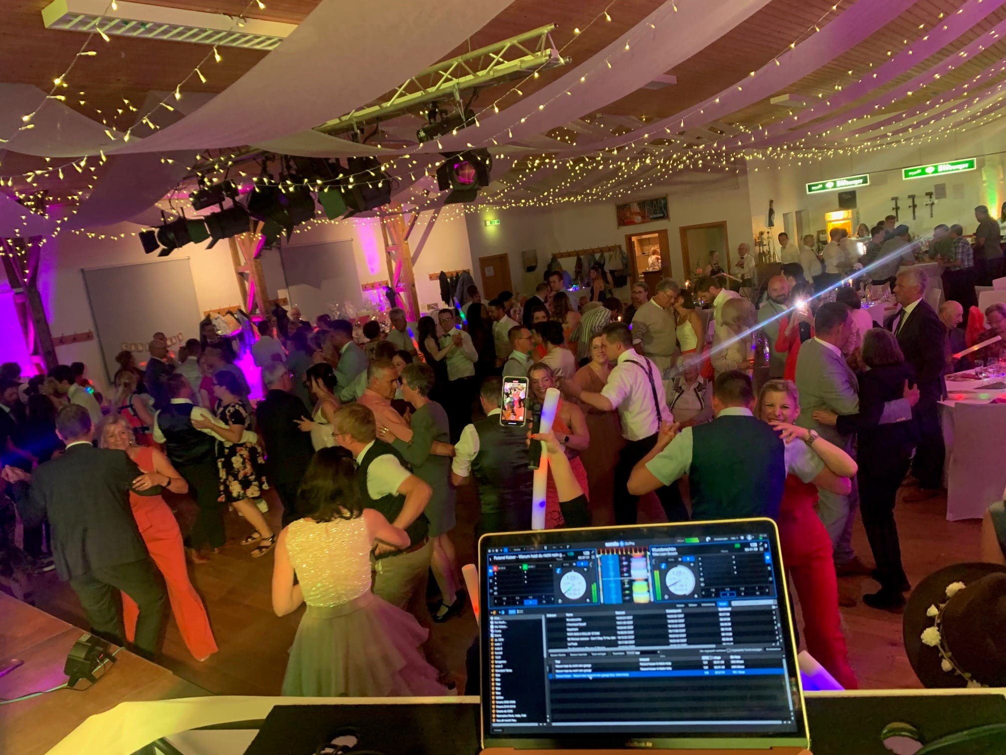 DJ Anfrage NRW – Music DJ Chris am Mischpult mit tanzenden Gästen im Rhein-Sieg-Kreis, Bonn, Köln und Euskirchen