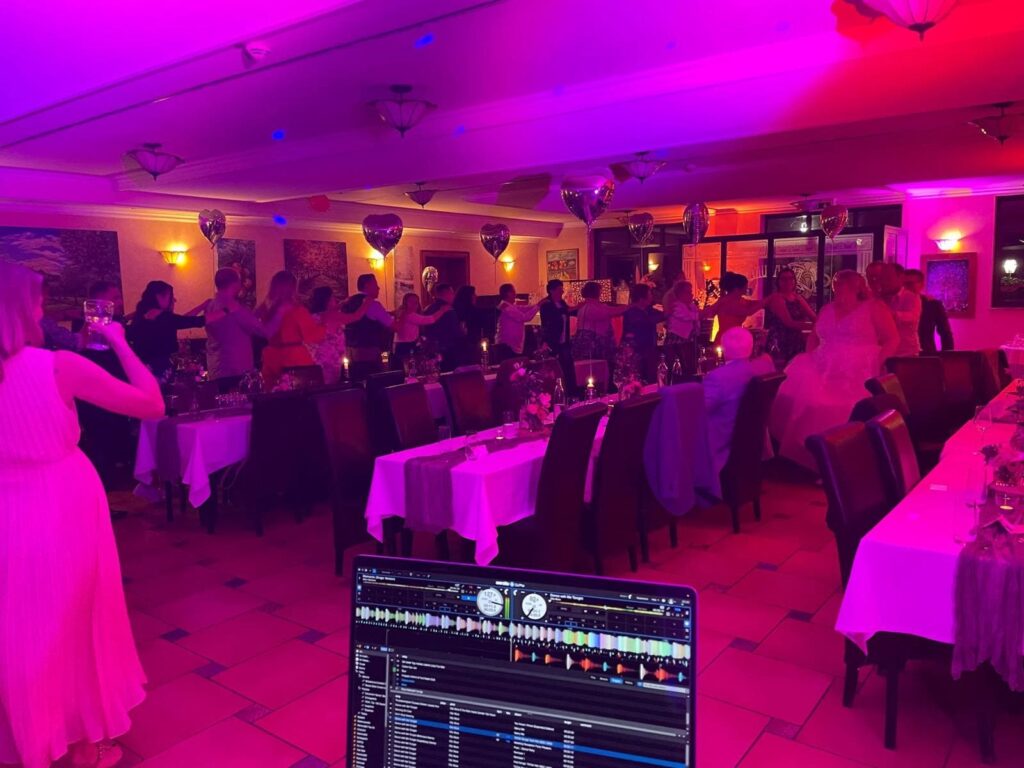 Hochzeitsparty Waldhotel Rheinbach mit Music DJ Chris | Ihr Hochzeits-DJ | www.deejaychris.de