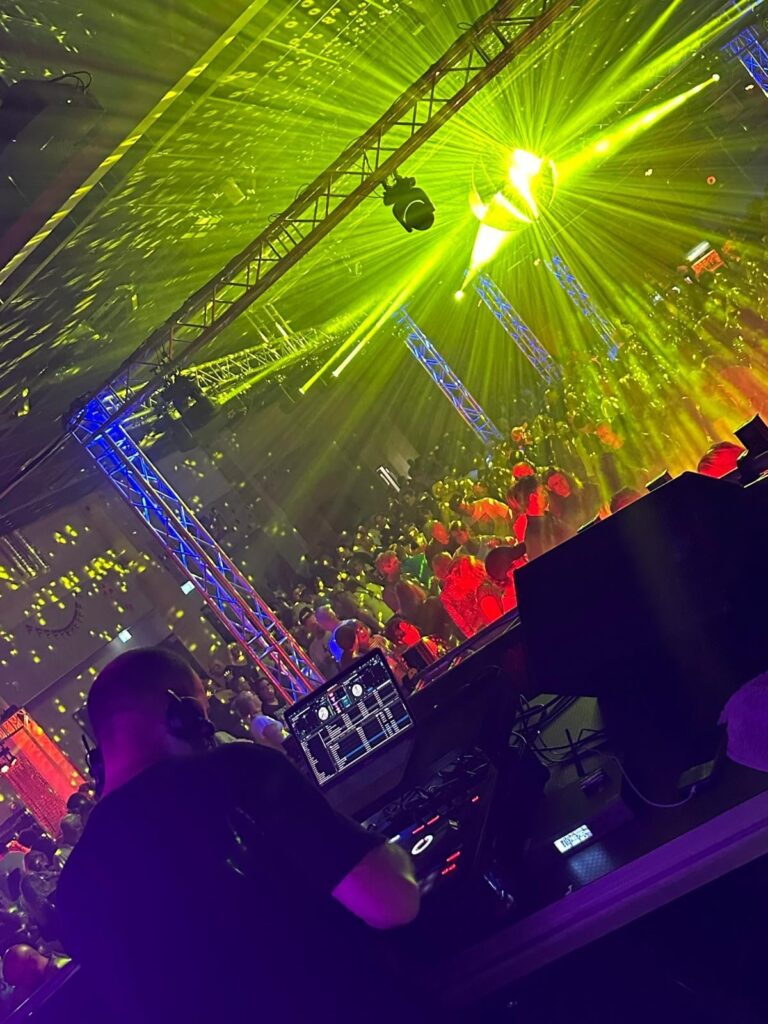 Music DJ Chris am DJ-Pult bei einer 80er-&-90er-Jahre-Party im Rhein-Sieg-Kreis – DJ Anfrage NRW