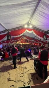 Music DJ Chris als DJ bei Karnevalsparty in Rheinland-Pfalz – ausgelassene Feierstimmung