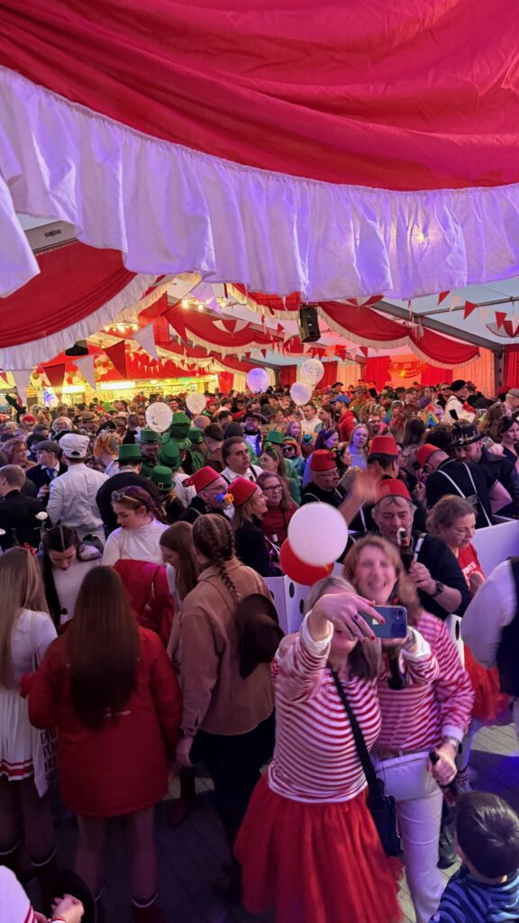 Karneval in Bonn & Rhein-Sieg-Kreis mit DJ Chris – ausgelassene Stimmung und tanzende Gäste