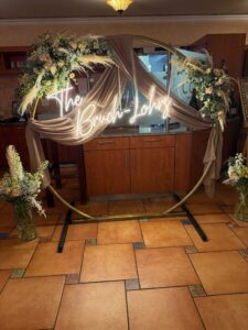 Dekorativer Hochzeitsbogen im Waldhotel Rheinbach – Music DJ Chris als Hochzeits-DJ mit Licht- und Tontechnik