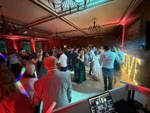 Hochzeitsfeier DJ sorgt für Stimmung auf der Tanzfläche – Preis Hochzeits-DJ inklusive