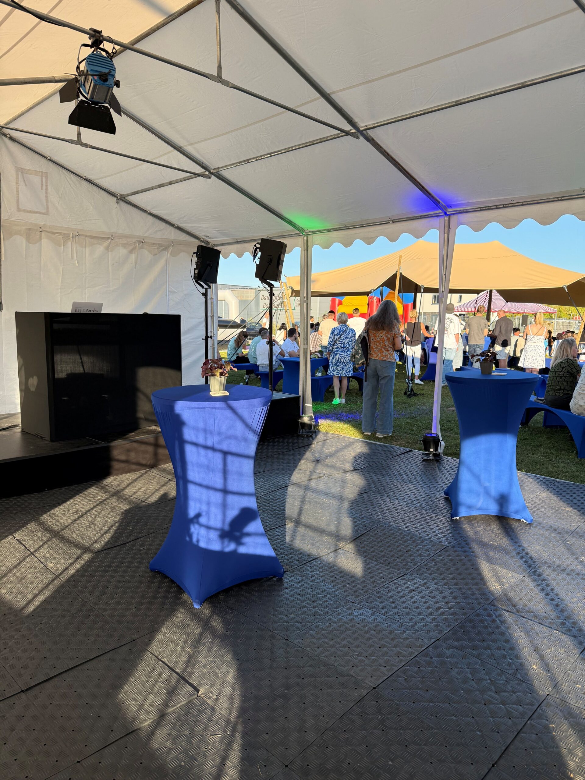 Firmenfeier DJ NRW – Music DJ Chris spielt auf einer Firmenfeier im Zelt mit Gästen draußen