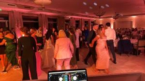 Hochzeitsparty DJ NRW – DJ Chris Döring sorgt für unvergessliche Stimmung mit professioneller Licht- und Tontechnik“