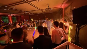 Hochzeitsparty DJ NRW – Gäste tanzen zur Musik von DJ Chris Döring