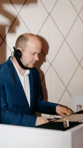 Music DJ Chris bei einer Hochzeit in NRW – konzentrierte DJ-Performance mit professioneller Technik