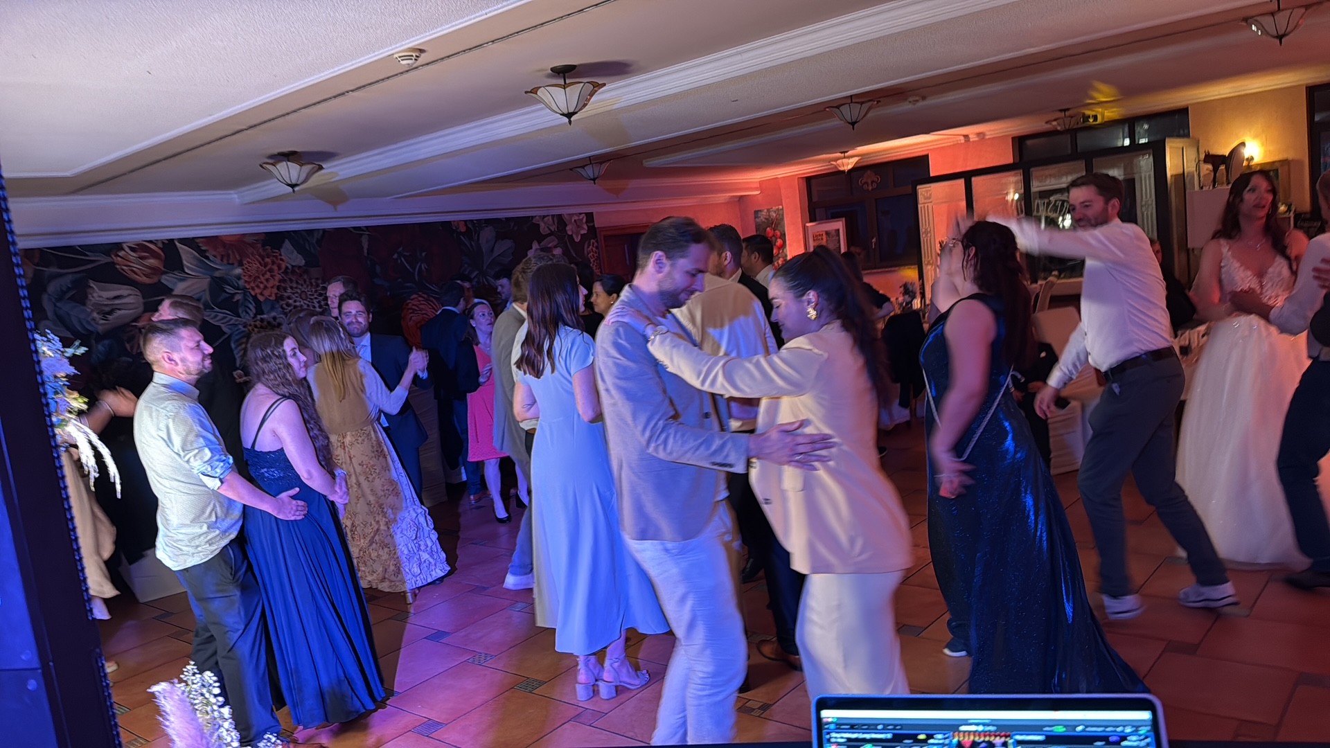 Music DJ Chris begleitet eine Hochzeit – Gäste tanzen