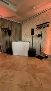 Hochzeits-DJ Technik-Aufbau frontal – Ton- und Lichtanlage bei Stephie & Patrick im Ameron Bonn