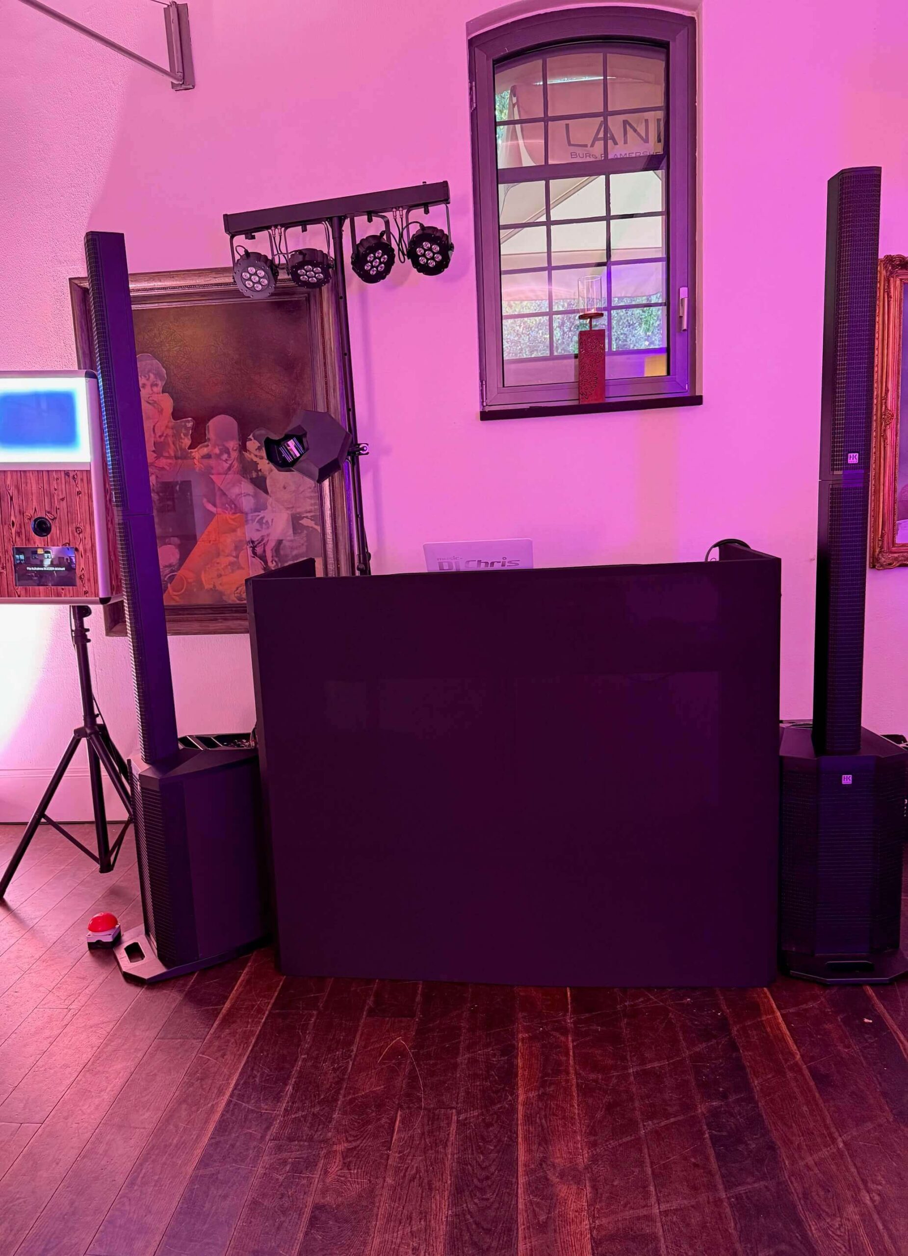 Hochzeits-DJ Landlust Burg Flamersheim – DJ-Tisch, Lichttechnik und Lautsprecher für Tanzbereich