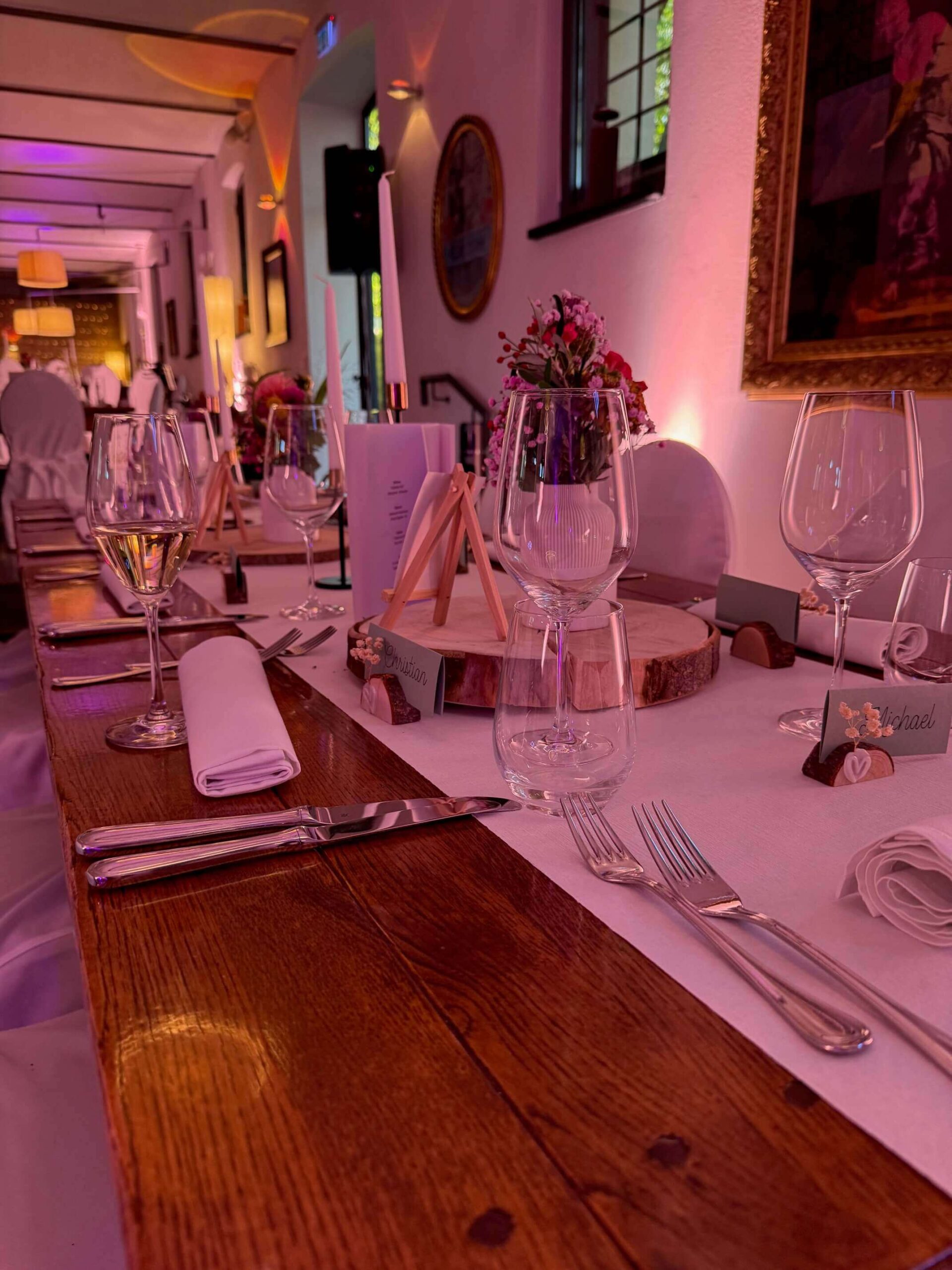 Hochzeits-DJ Landlust Burg Flamersheim – Dekorierter Hochzeitstisch für Matthias & Julia