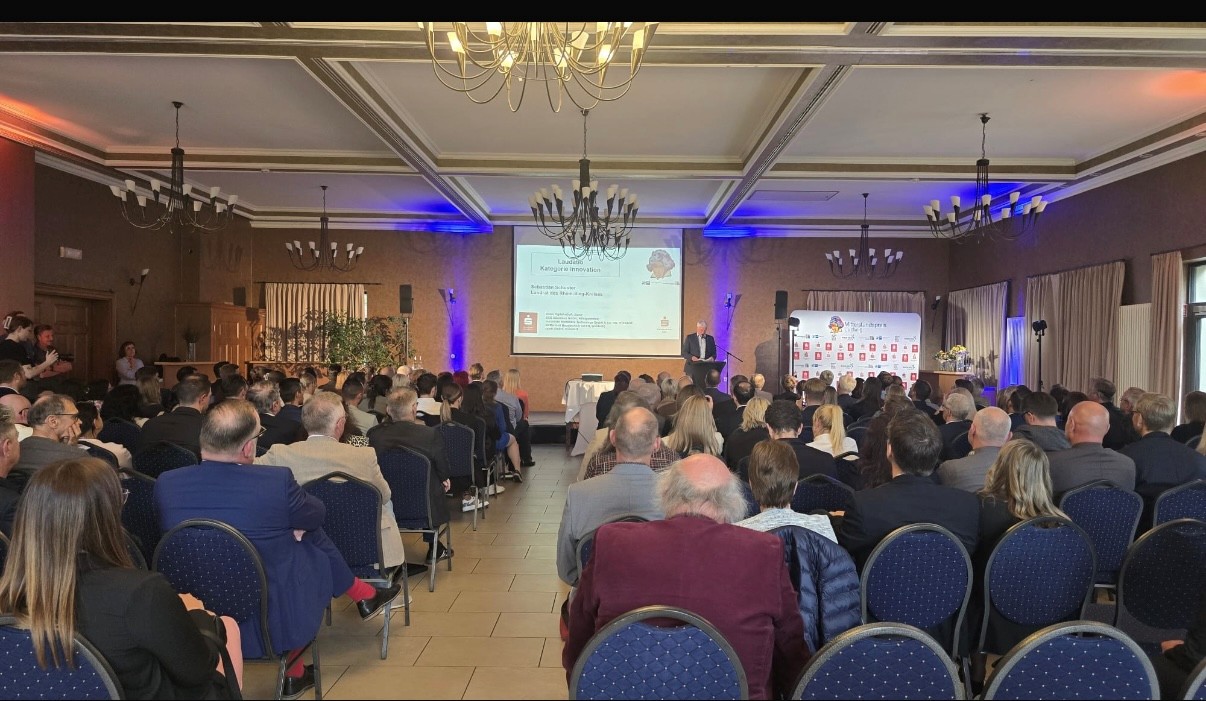 Tagung im Waldhotel Rheinbach mit professioneller Medientechnik, Tontechnik-Fachkräften, Bühne und Mikrofonierung