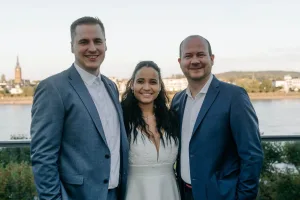 Brautpaar mit Hochzeits-Music DJ Chris auf der Rheinterrasse im Ameron Hotel Bonn