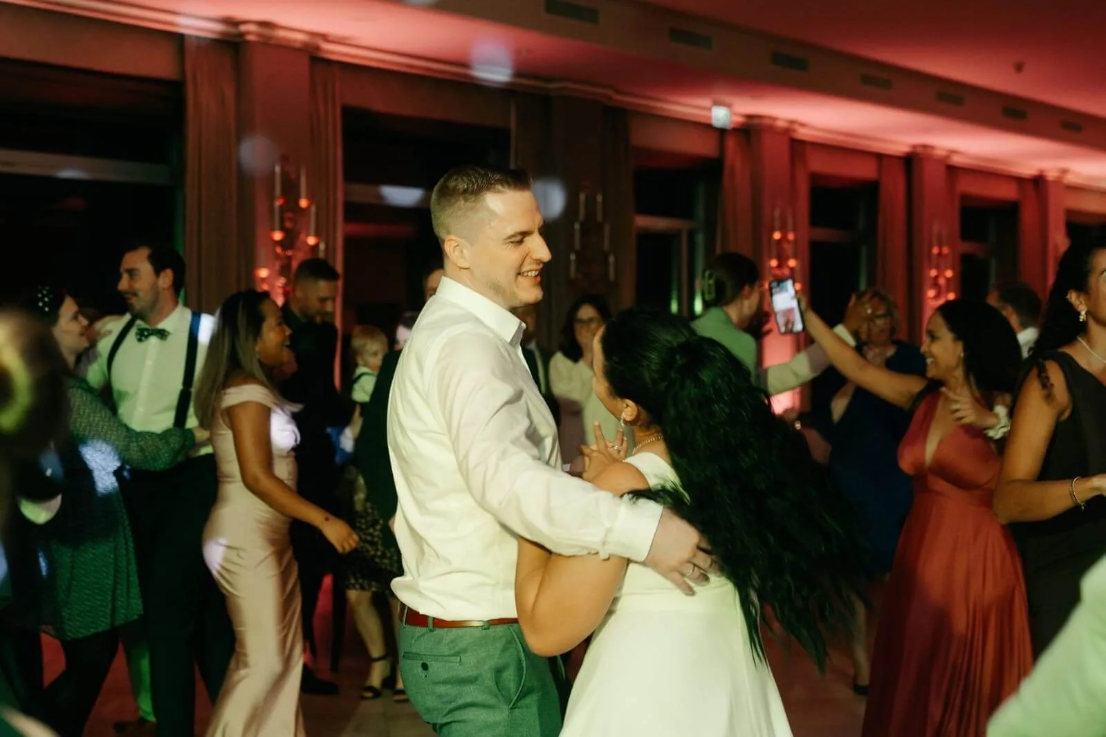 Brautpaar und tanzende Hochzeitsgäste bei einer von Music DJ Chris begleiteten Hochzeit