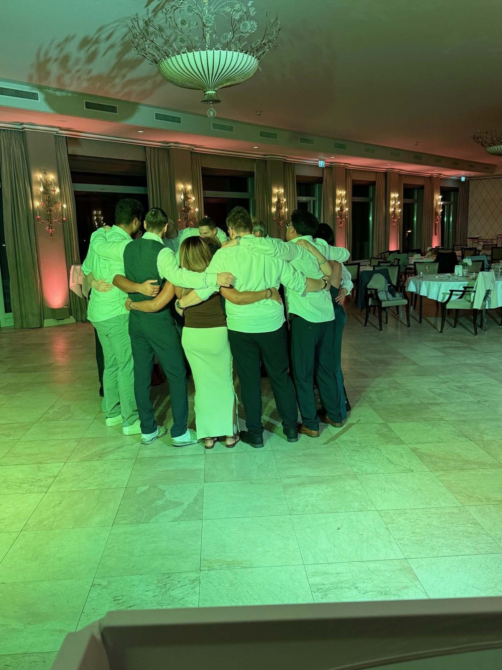 Gäste Arm in Arm beim letzten Lied – Hochzeit Ameron Bonn