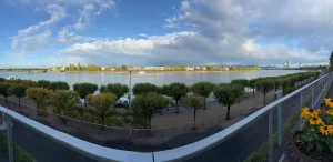 Panorama-Blick auf den Rhein von der Rheinterrasse im Ameron Hotel Königshof Bonn
