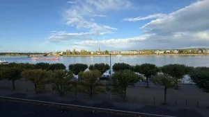 Blick auf den Rhein von der Rheinterrasse des Ameron Hotels Bonn