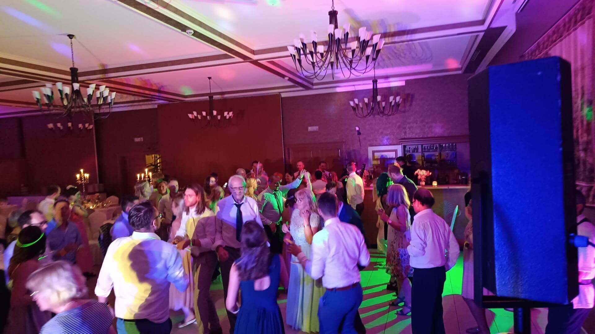 Hochzeits-DJ NRW – volle Tanzfläche mit glücklichen Gästen bei einer Hochzeit