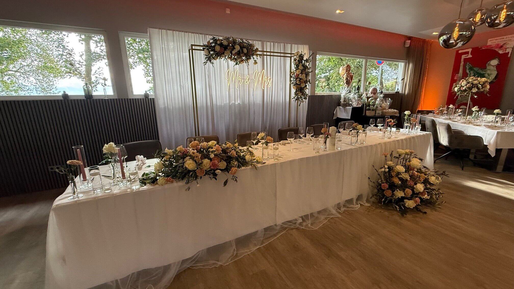 Hochzeit im Clostermanns Hof Niederkassel – Brautpaartisch mit Trauzeugen