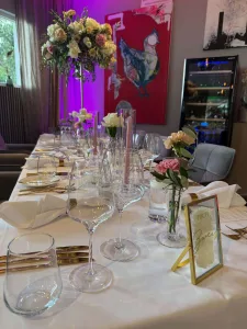 Dekorierter Hochzeitstisch im Clostermanns Hof mit Blumenarrangements und festlicher Tischdeko