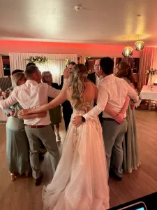 Letzter Song der Hochzeit – Gäste bilden einen Kreis auf der Tanzfläche im Clostermanns Hof
