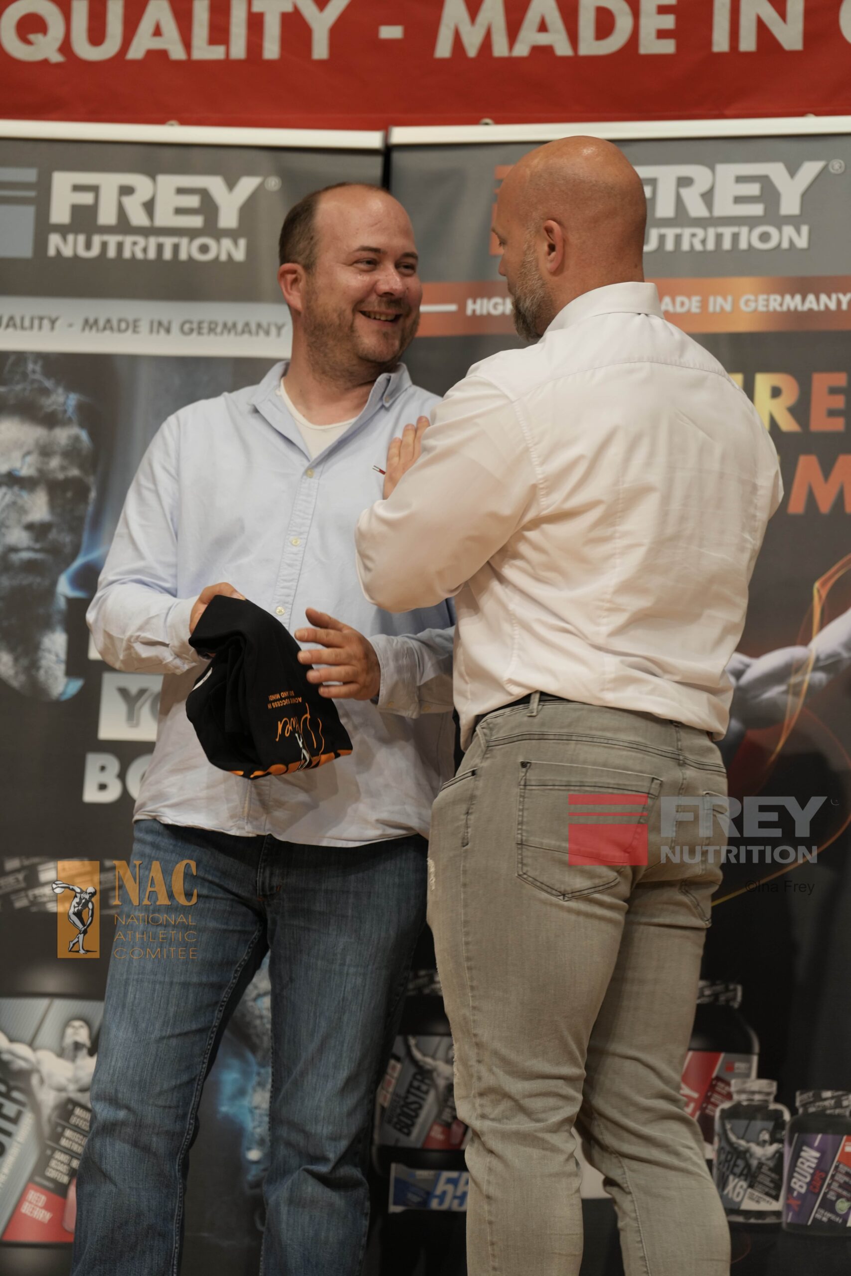 DJ Chris erhält NAC Germany Shirt von Jury-Mitglied