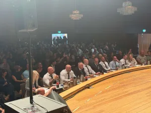 Publikum und Wettkampfatmosphäre bei einer NAC Germany Bodybuilding-Veranstaltung.