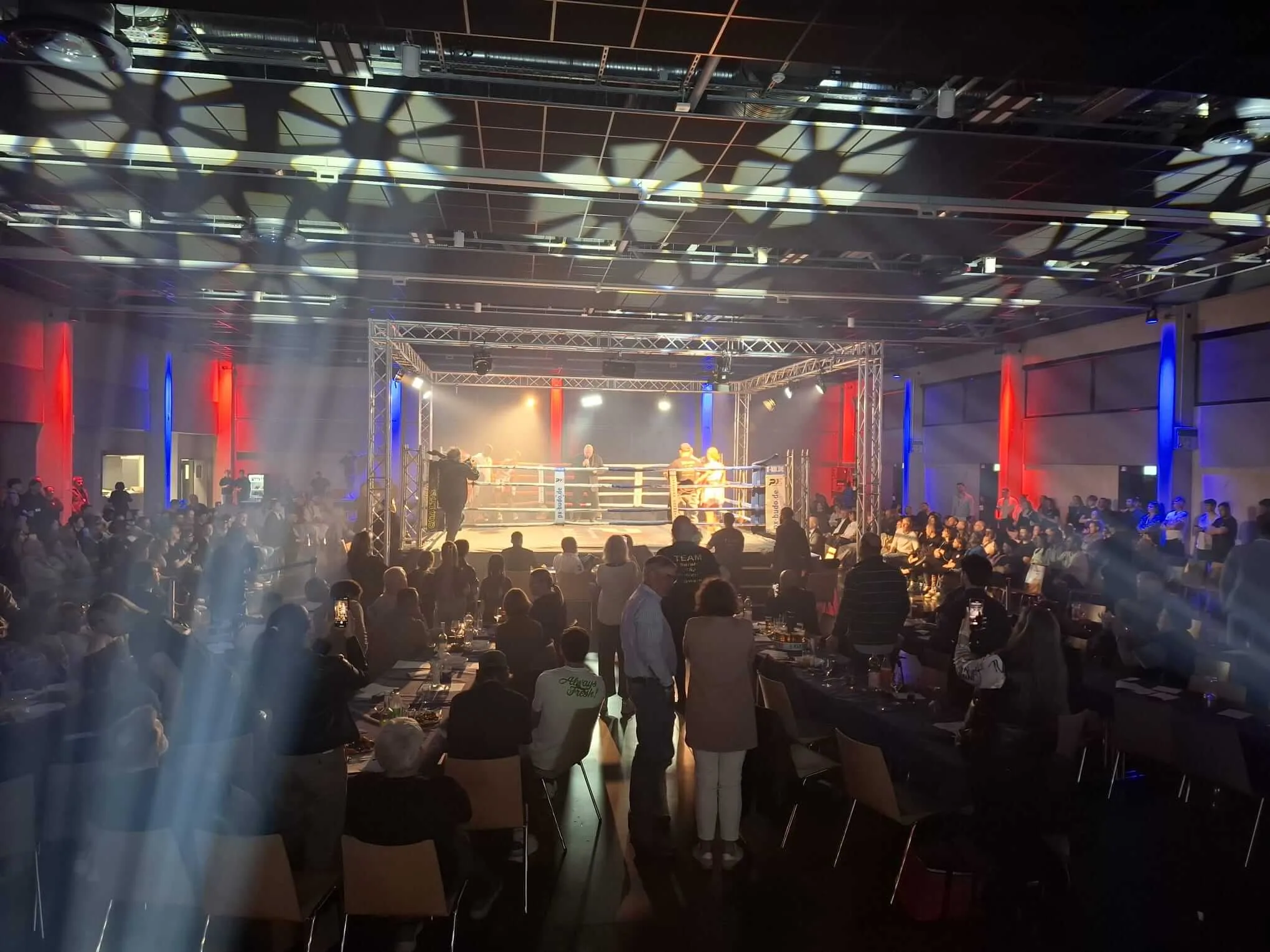 Sportevent-DJ bei der Meckenheimer Fight Night mit Boxring und Publikum