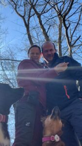 DJ Chris Döring und seine Frau beim Wandern in Rheinbach, ihre Hunde schauen hoch in die Kamera