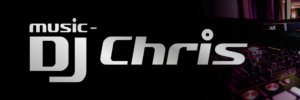 Bannerbild von Music DJ Chris auf schwarzem Hintergrund, rechts Mischpult sichtbar, Schrift grau/silber