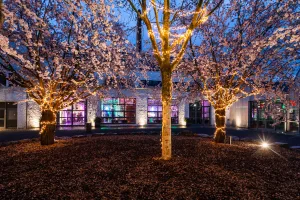 Innenhof der Feuerhalle Euskirchen mit Lichterketten im Außenbereich