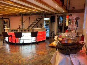 Beleuchtete Theke in der Erdhalle der Feuerhalle Euskirchen