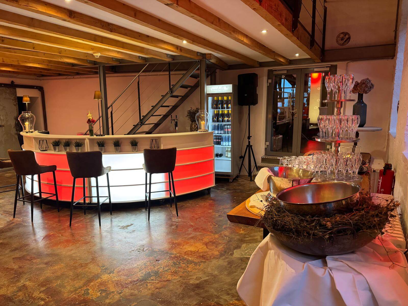 Feuerhalle - die Eventlocation in Euskirchen Erdhalle mit beleuchteter Theke für Partys und Veranstaltungen