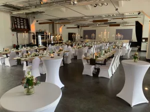 Große Halle der Feuerhalle Euskirchen, festlich für eine Hochzeit dekoriert