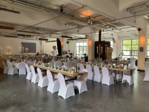 Große Festhalle in der Feuerhalle Euskirchen, dekoriert für eine Hochzeit, Blick aus Perspektive 2