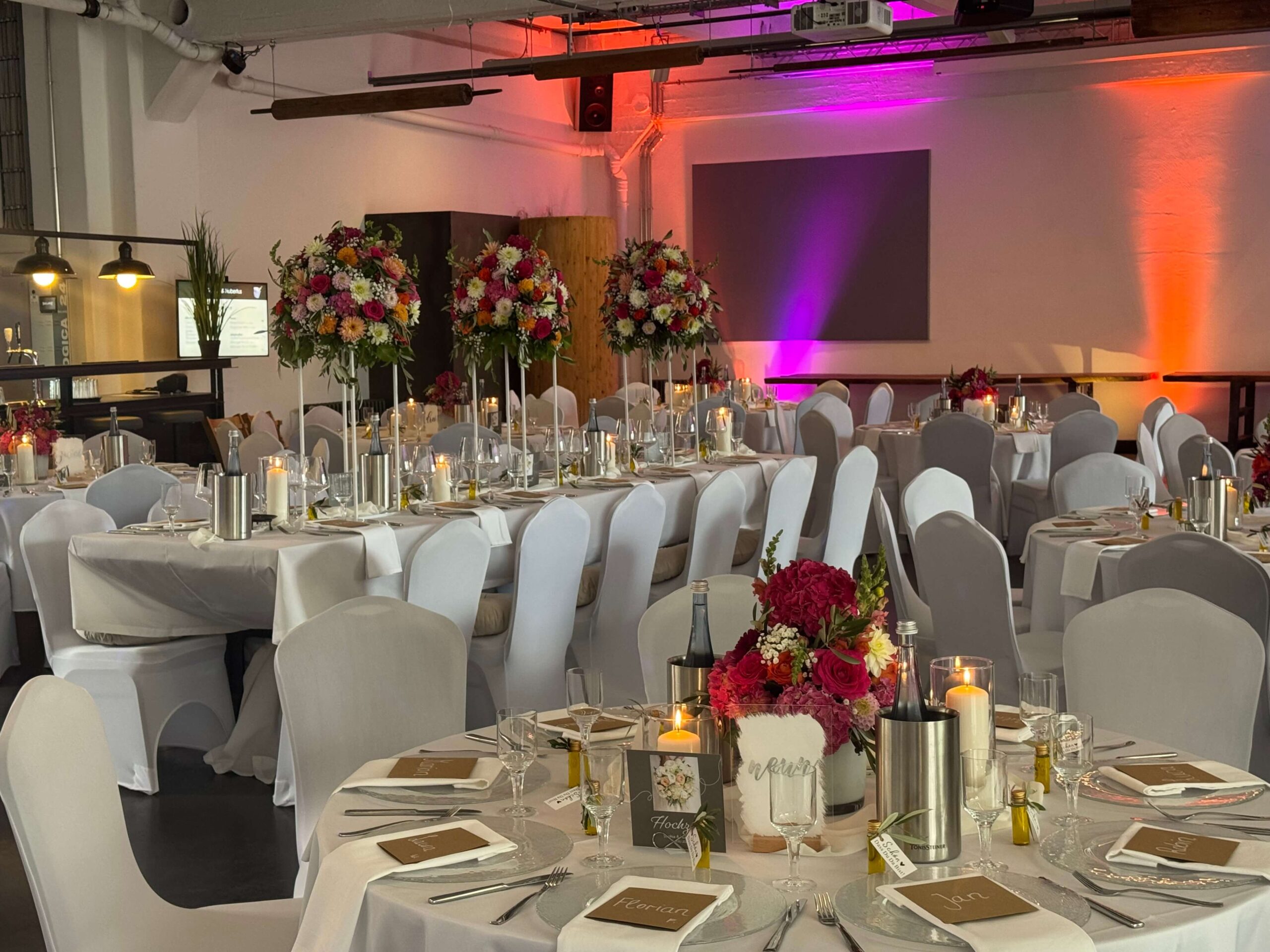 Feuerhalle - die Eventlocation in Euskirchen Tischdekoration und Lichttechnik in der großen Halle