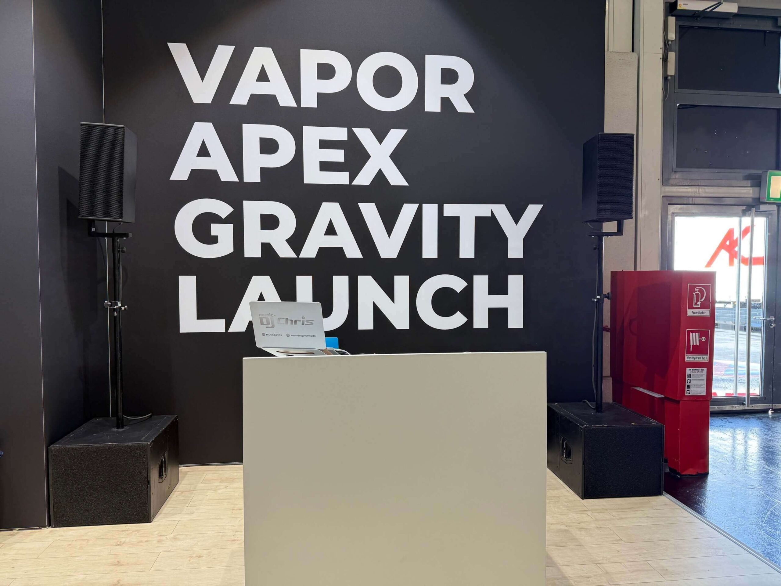 DJ Chris Rheinbach auf der FIBO 2026 am TRUE Fitness Messestand