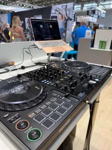 DJ Equipment im Einsatz auf der FIBO 2026.