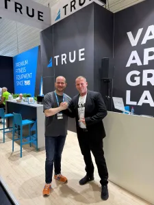 DJ mit Dirk Kau, 1. Vorsitzender NAC Germany Landesverband West, auf der FIBO 2026.