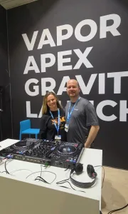 DJ mit Paulina Sanders, Bikini Shape 35+ und Ms. Universe Titelträgerin, auf der FIBO 2026.