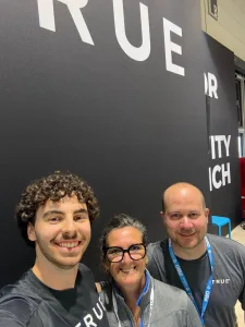 DJ mit Teammitgliedern von TRUE Fitness am Messestand auf der FIBO 2026.