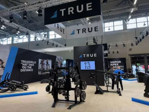 TRUE Fitness Messestand auf der FIBO 2026 im Sport- und Fitnessbereich der Messe.