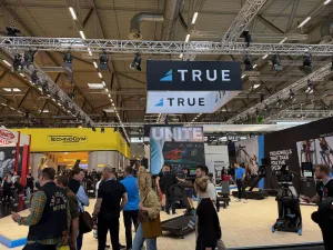 TRUE Fitness Messestand auf der FIBO 2026 im Sport- und Fitnessmesseumfeld.