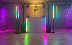 Hochzeits-DJ-Setup von Music DJ Chris in Bad Münstereifel mit Discokugel, Nebelmaschine und DJ-Tisch für Hochzeiten, Geburtstage und Events