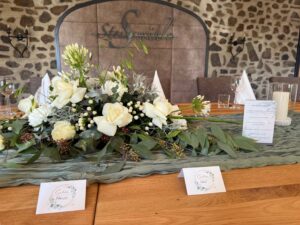 Hochzeitstisch in der Steinsmühle Bad Münstereifel mit edler Tischdekoration und Blumen