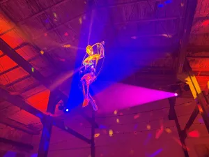 Event-Atmosphäre mit Lichtinstallation in der Alte Hettner Fabrik bei einem DJ Event