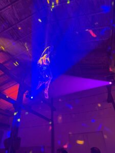 Stimmungsvolle Hochzeitslocation Alte Hettner Fabrik in Bad Münstereifel mit professioneller DJ- und Ambientebeleuchtung.