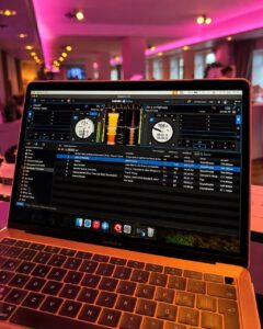 DJ-Setup von Hochzeits DJ Chris im Herrenhaus Buchholz mit Laptop und Serato DJ Pro während der Hochzeitsparty